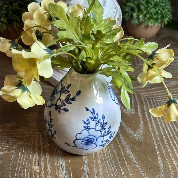 NEW! Vintage Inspired Blue & White Floral Chinoiserie Ceramic Vase Centerpiece - Picture 5 of 5